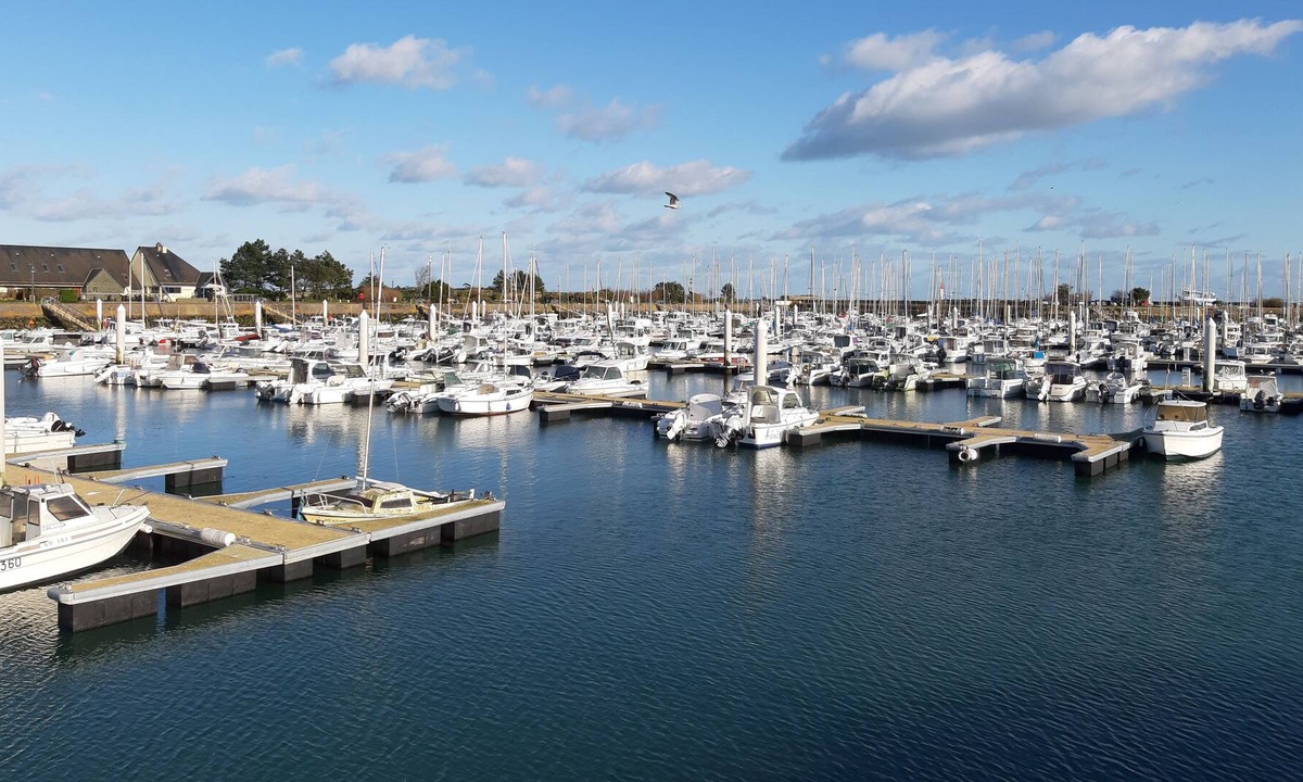 Saint-Vaast-la-Hougue Condo | Exceptional view of the sea and the island of Tatihou (UNESCO listed)