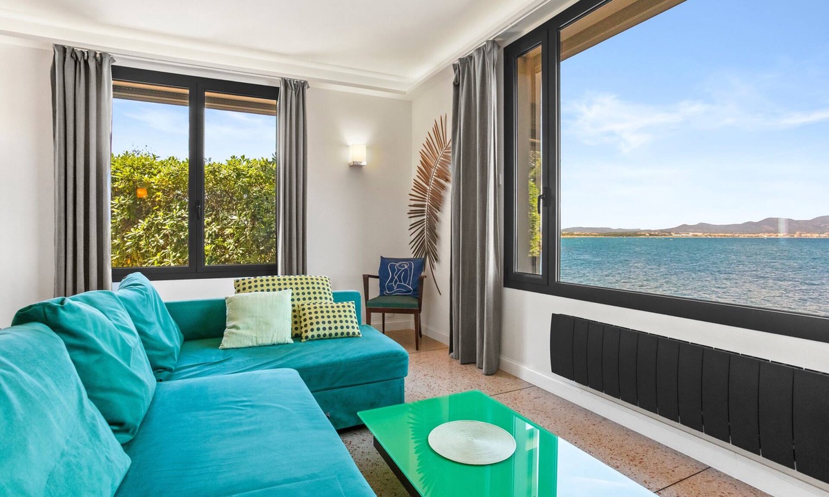 Saint-Aygulf House | Exception Maison Beachfront Holiday Home with Private Garden and Wi-Fi