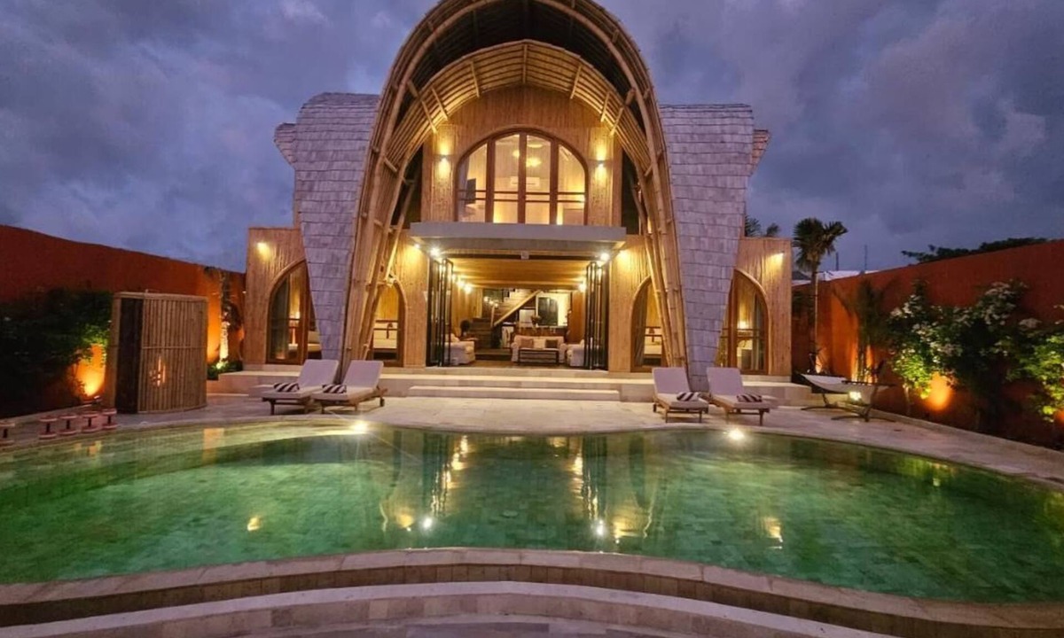 Raya Kuta Villa | Exceptional Bamboo Estate in Kuta for 12 guests