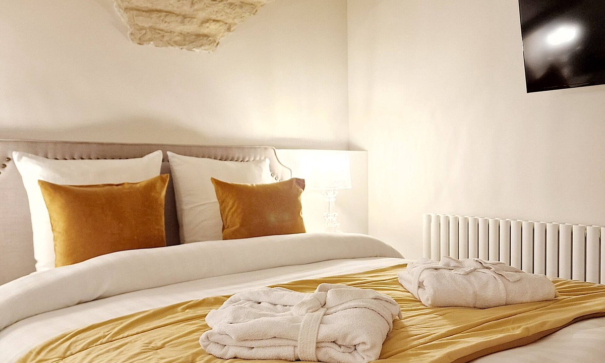 Paroisse Notre-Dame House | Exceptional suite with jacuzzi and private sauna