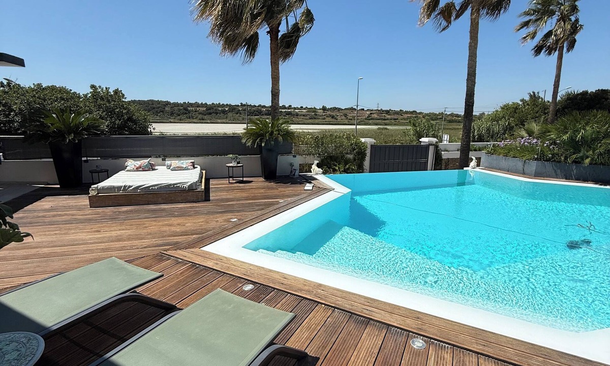 Istres House | Exceptional villa with swimming pool facing the pink flamingos