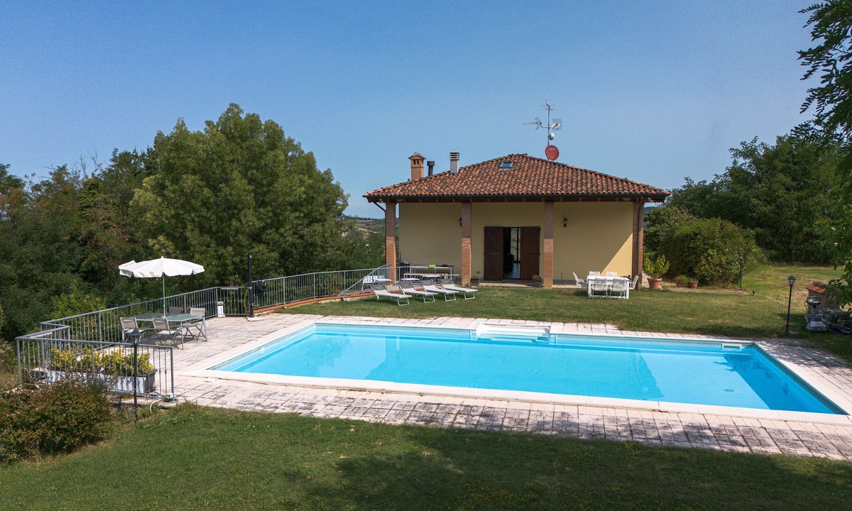 Castello di Serravalle Apartment | Exclusive apartment with private pool in the hills