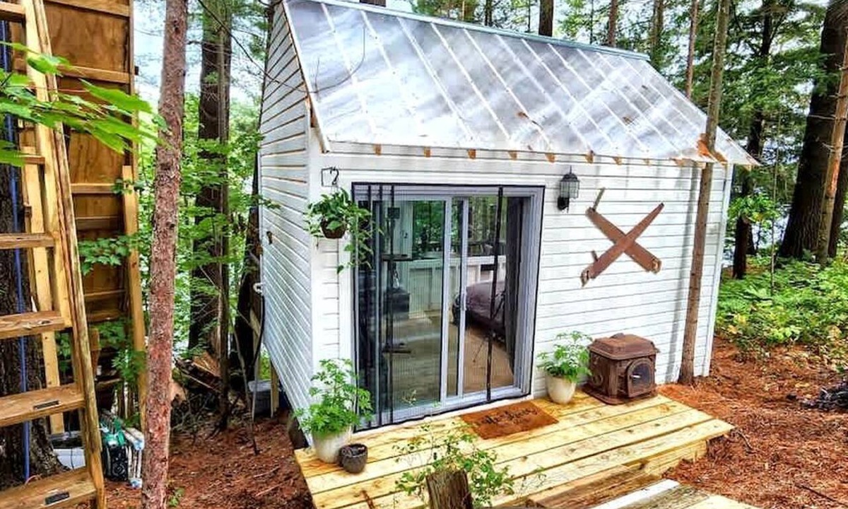 Brantingham House | Exclusive Cabin Rental on Grant Island, with Access to Hot Tub and Lakeside Activities