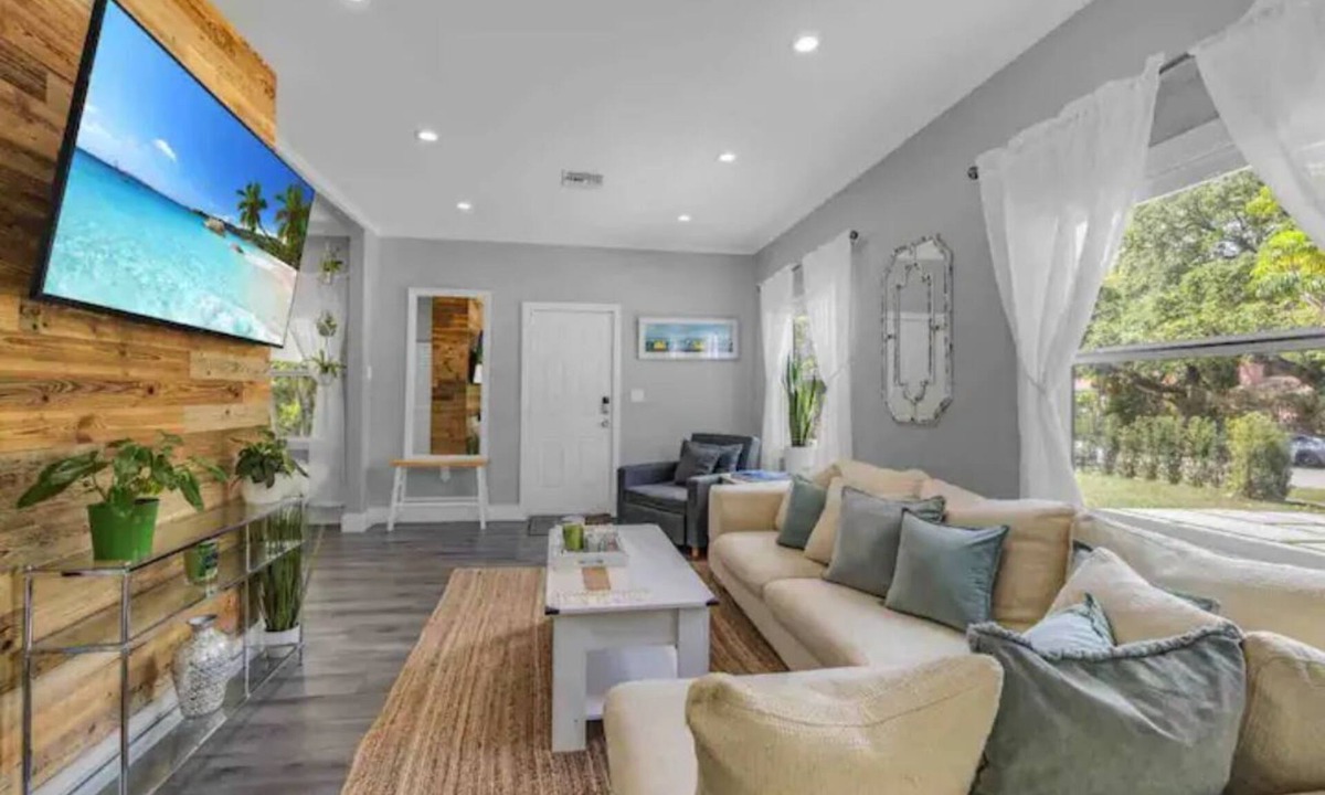 Northeast Miami House | Exclusive! CLEAN 3BD/2BA home in safe area close to everything!