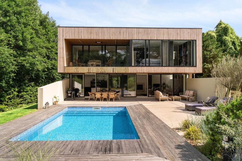 Charlottenlund Apartment | Exclusive Duplex Mansion with Sauna & Pool