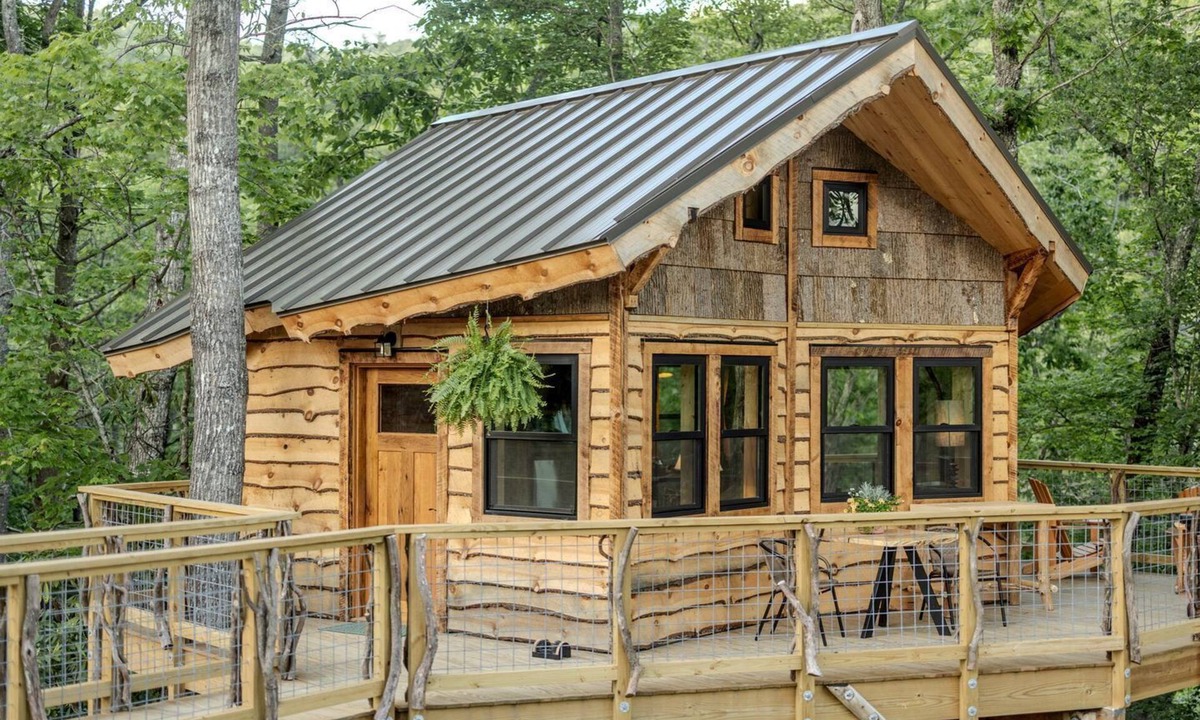 Zirconia Cabin | Exclusive Luxury Treehouse Escape with Soaking Tub & Pizza Oven Near Waterfalls, Zirconia, NC