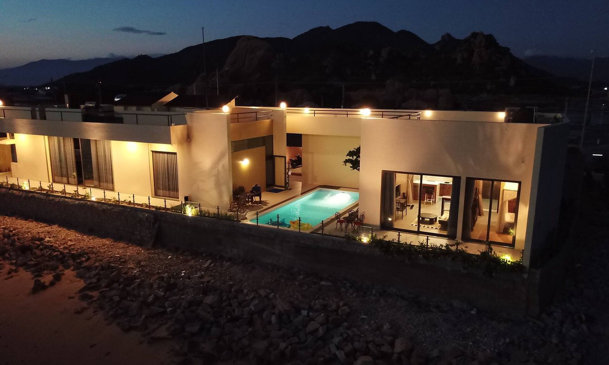 Ninh Hai Bed & Breakfast | Exclusive Oceanfront Bungalow with infinity swimming pool