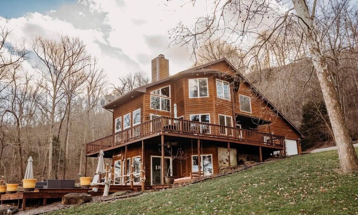 Magnet Cabin | Exclusive Ohio River Retreat with Hot Tub