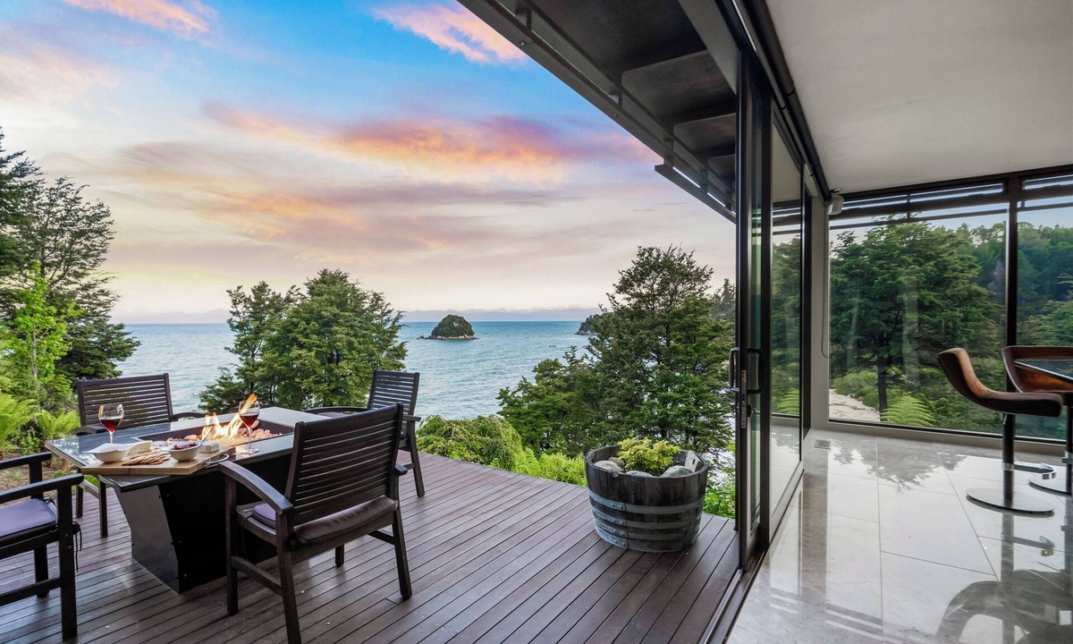 Ngaio Bay Villa | Exclusive Suite - Ocean Views & Beach