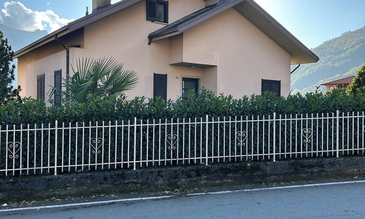Valtellina House | Exclusive use cottage all on one floor, fenced garden. Animals welcome