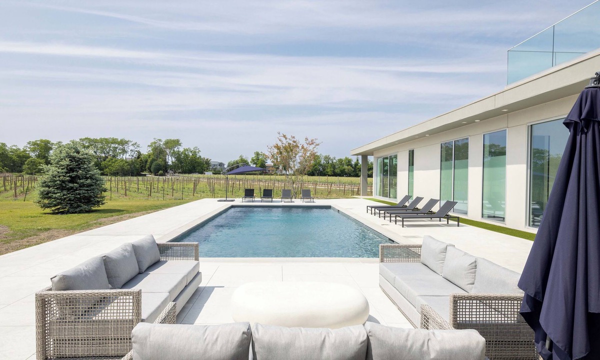 Cutchogue House | Exclusive Vineyard Retreat