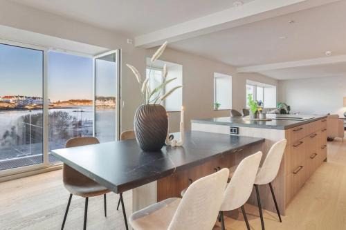 Stavanger Apartment | Exclusive Waterfront Apartment - Perfect for ONS