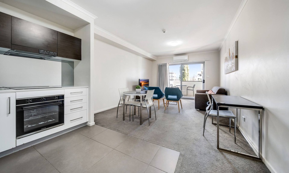 Greenway Apartment | Executive 1-Bed by Lake & Local Shops
