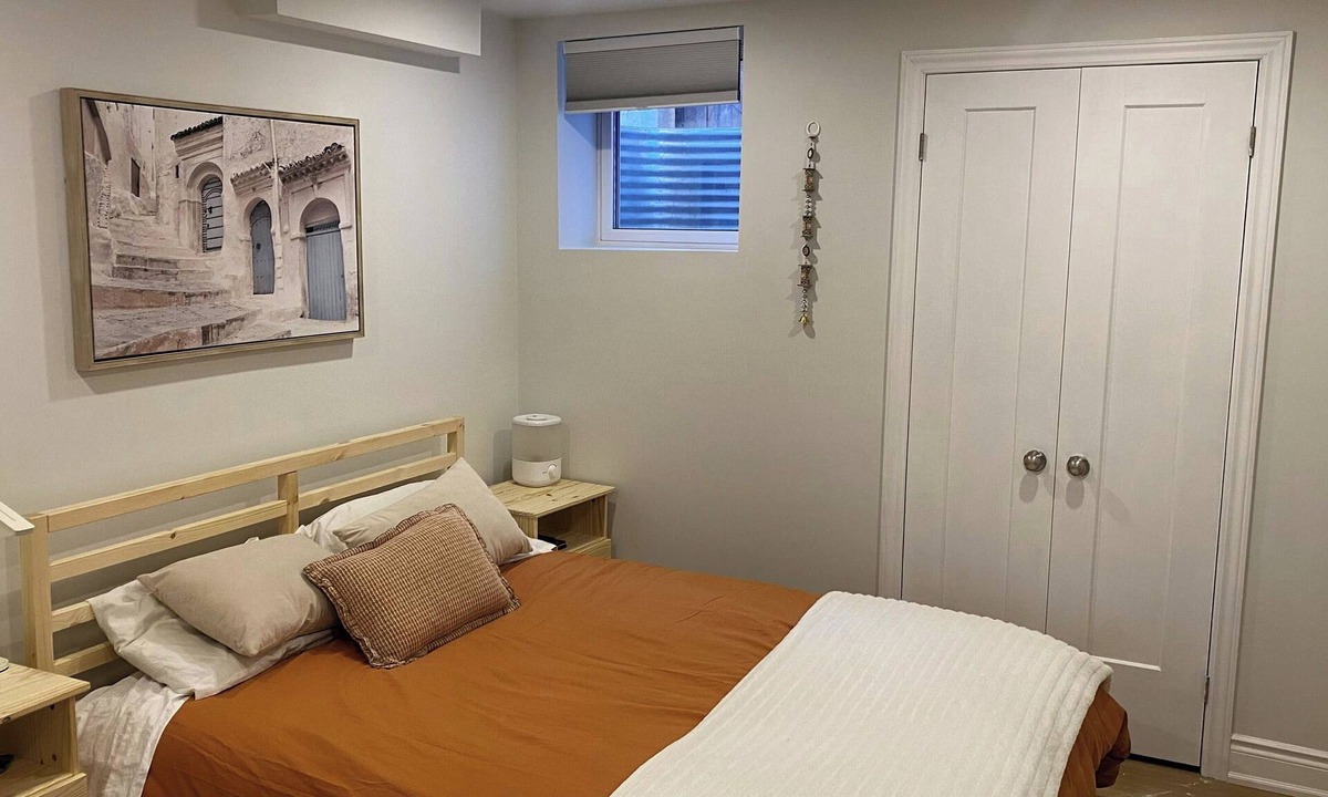 Hamilton Apartment | Executive 1250sqft Legal Suite - Modern, Furnished & Private in Meadowlands