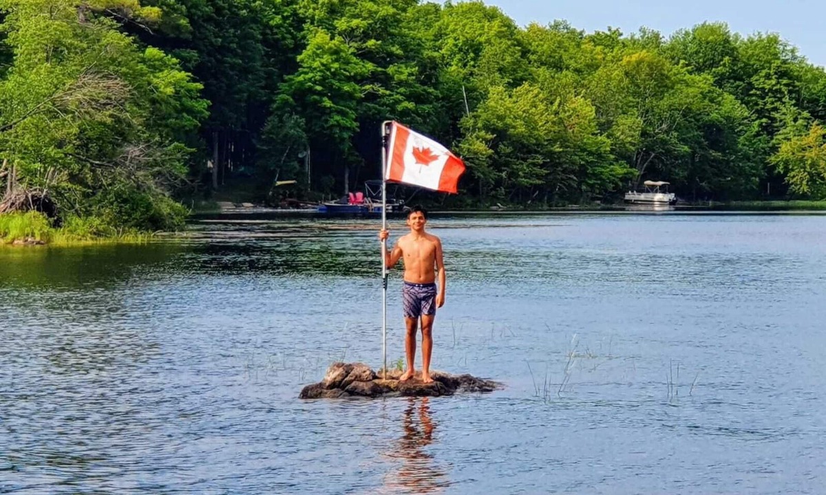 Frontenac Cottage | Executive 3 bedroom Cottage on private 30 Island Lake perfect for World Cup Fans