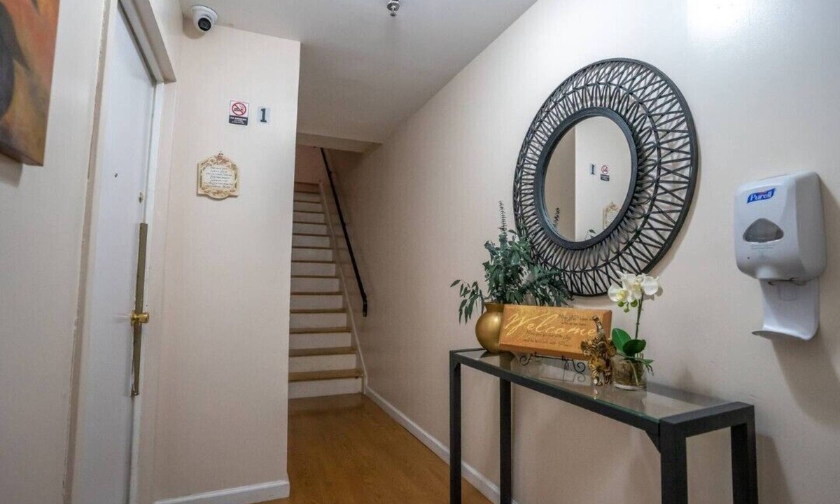 West Bronx Apartment | Executive 3 Bedroom Suite Bronx near Hospitals & Manhattan,