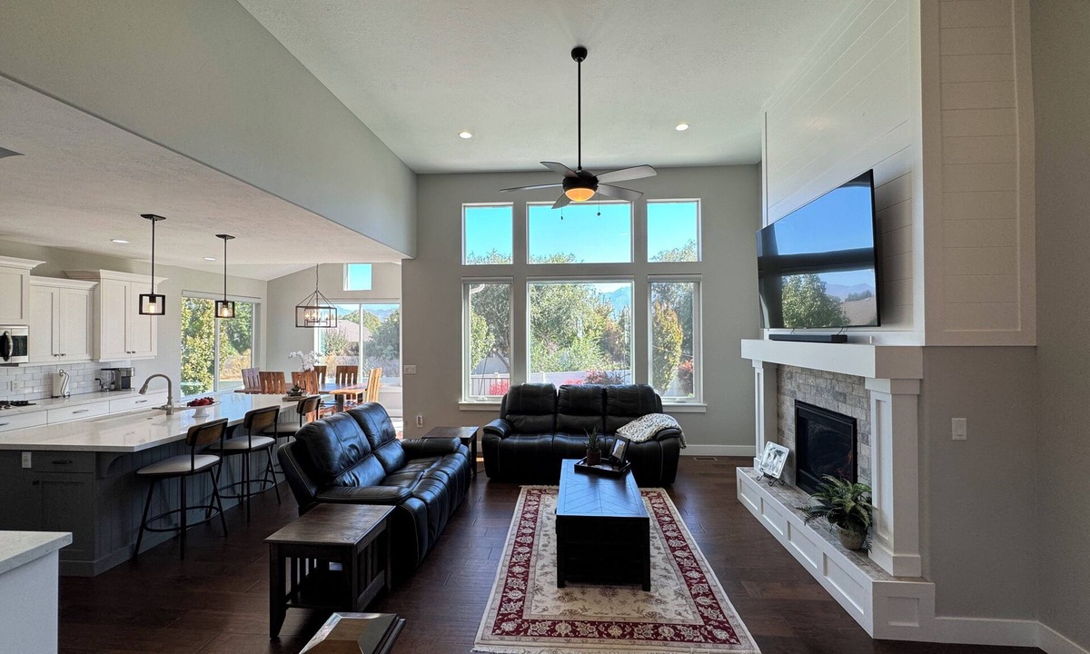 West Jordan House | Executive 4-bedroom house in West Jordan with hot tub - Mountains & ski resorts