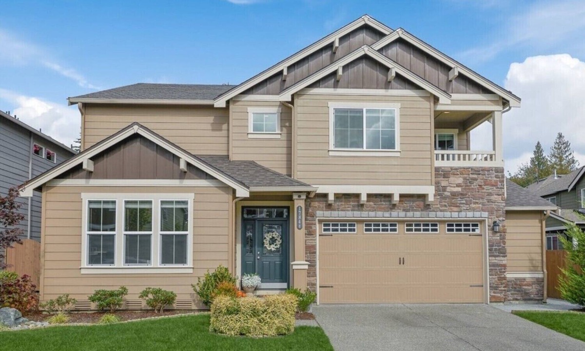 Maple Heights-Lake Desire House | Executive 4BR/3BA, Home Theater + Fitness Room, 60-90 Day Lease, Renton