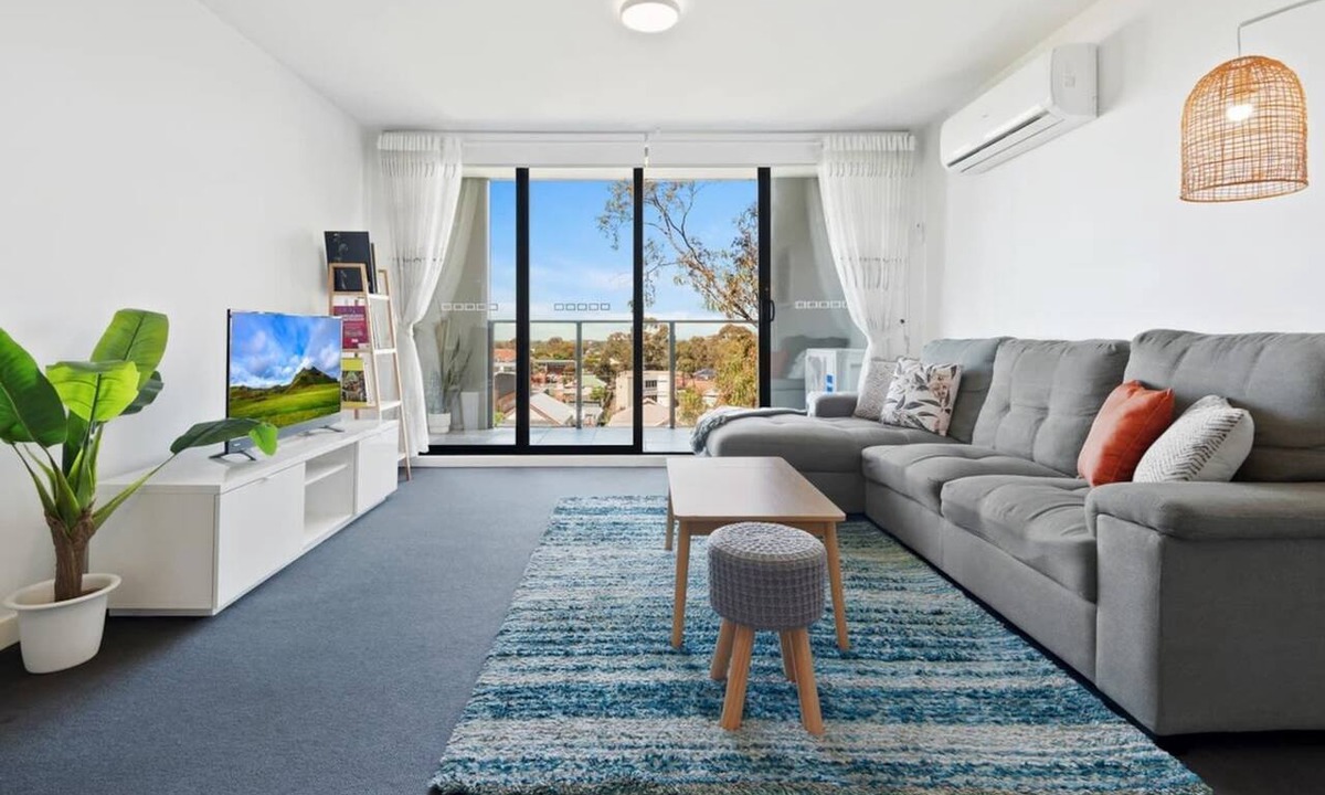 Sunshine Apartment | Executive and Spacious Apartment with Balcony