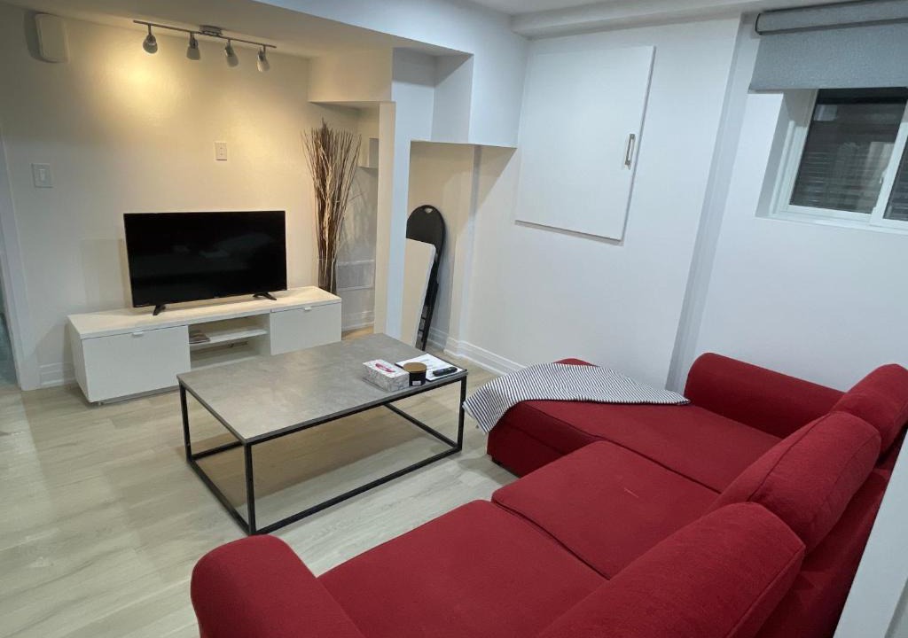 Streetsville Apartment | Executive Apartment - 2BDR Parking Self-check in - Walkout basement Lower Unit