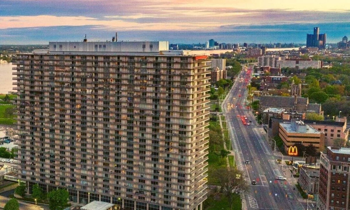 Detroit Apartment | Executive Balcony Suite Downtown Detroit