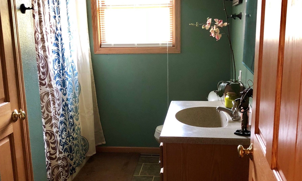 Warrens House | Executive Bedroom conveniently located right off of I-94