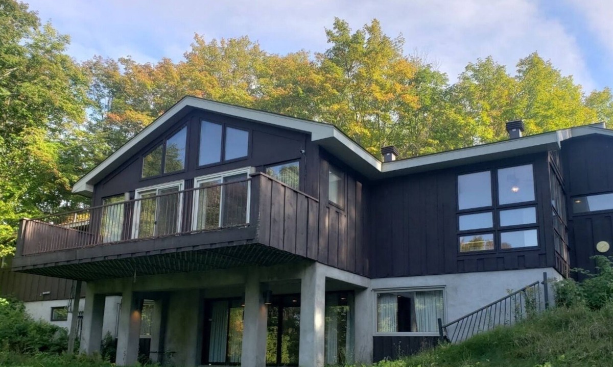 Elliot Lake House | Executive Hideaway or Family Retreat - outdoor paradise + city amenities