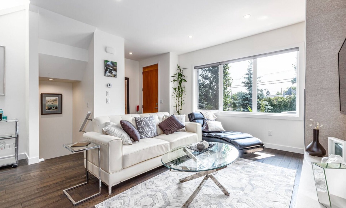 Kensington House | Executive Home, Trendy Kensington near Downtown