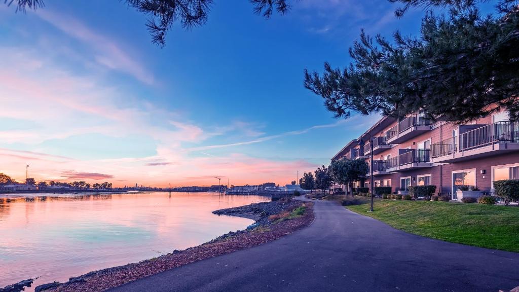 East Peralta Hotel | Executive Inn & Suites Oakland