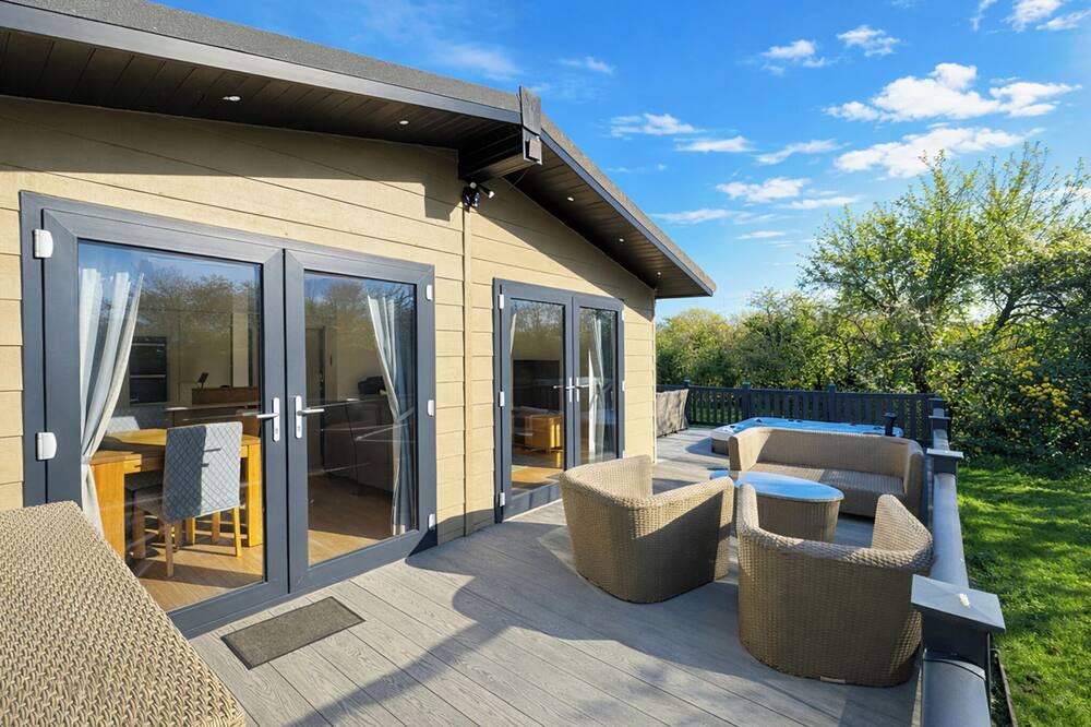 Westmarsh Ski Chalet | Executive Lodge with Hot Tub
