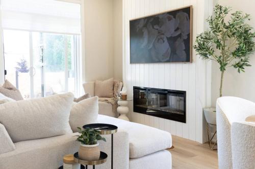 Mount Forest House | Executive Luxury Condo Corporate Stay Sleeps 4