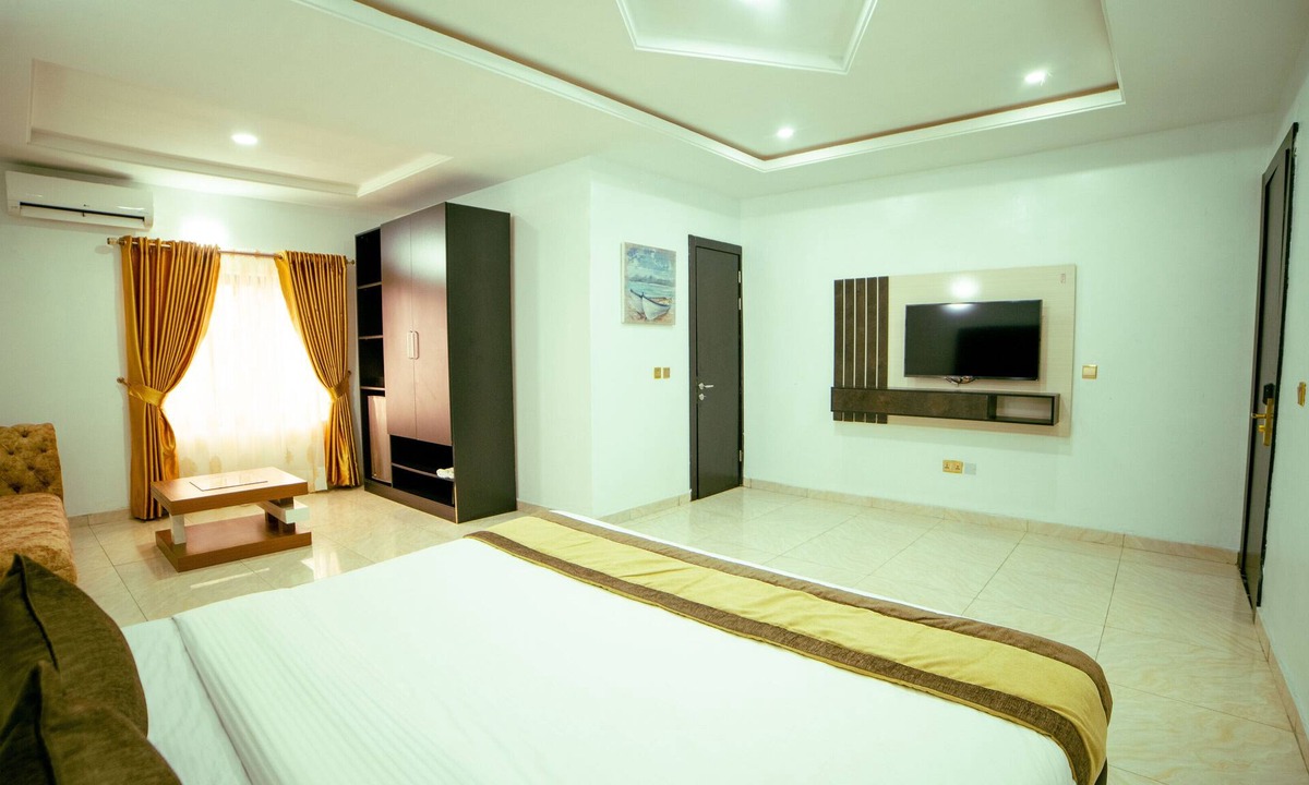 Ofin House | Executive Luxury Room - Sleeps 2 - Pool - Gym