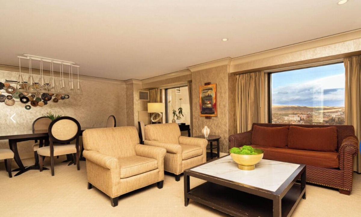 Downtown Reno Hotel | EXECUTIVE LUXURY SUITE in Reno with WiFi, AC
