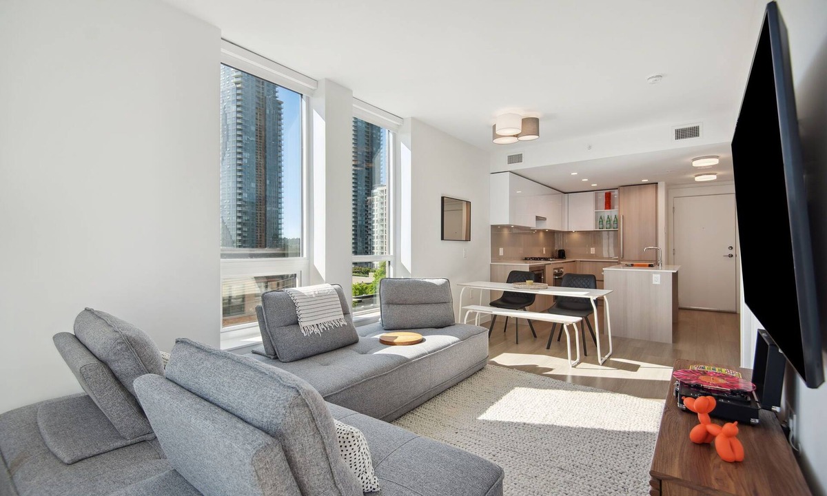 Downtown New Westminster Condo | Executive New Westminster condo steps to water, downtown, and skytrain!