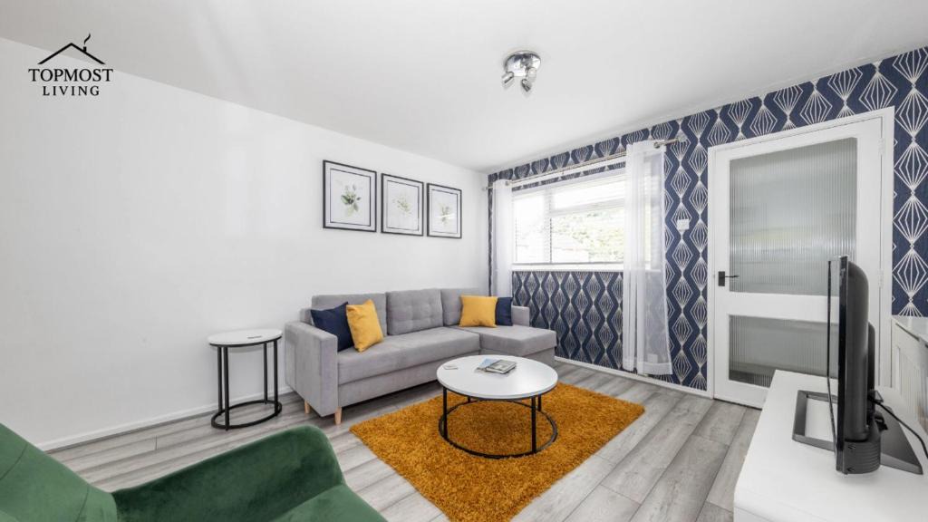 Luton Apartment | Executive One Bedroom Maisonette - Garden Access & Free Parking - Prime Location