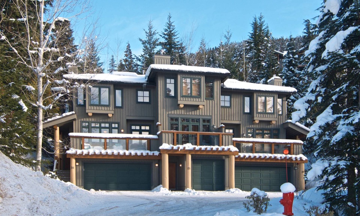 Nordic Estates House | Executive Peaceful mountain retreat! SKI IN/SKI OUT. Mountain Views! Double garagern2 level home