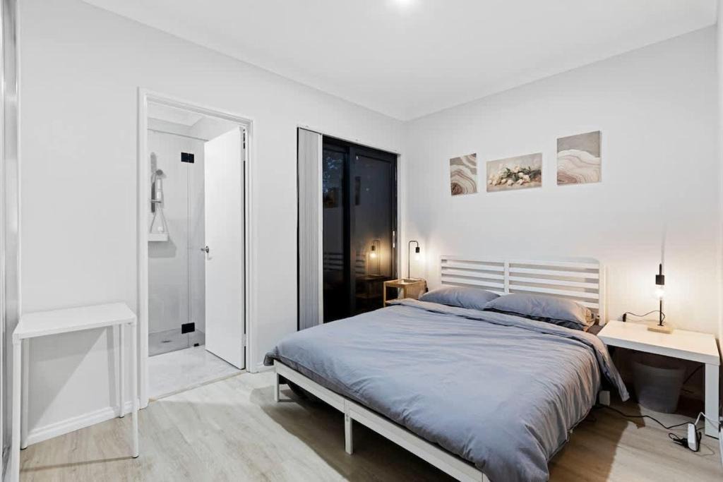 Naperville House | Executive Queen Room 1 Walk to Curtin University