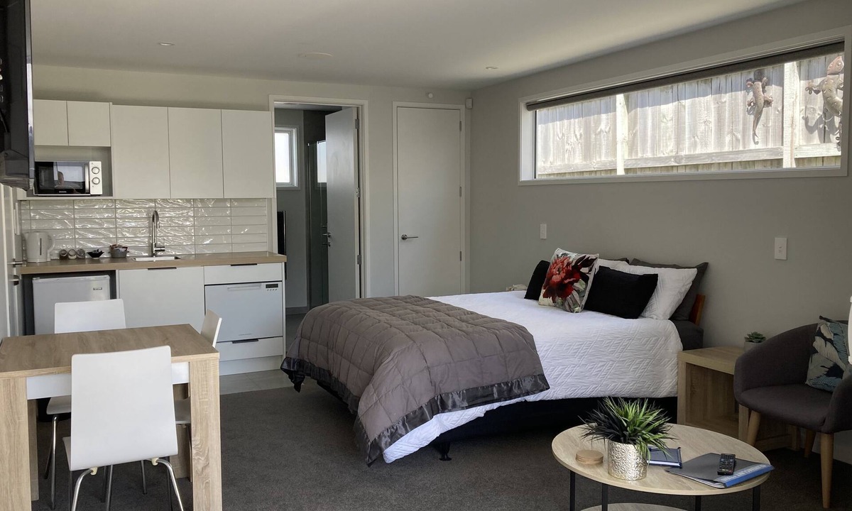 Mount Maunganui Apartment | Executive Studio Retreat – 400m to the Beach