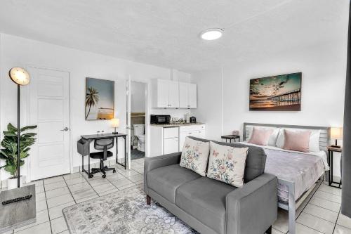 Downtown Hollywood Apartment | Executive Studio Hollywood Blvd & Near Beach