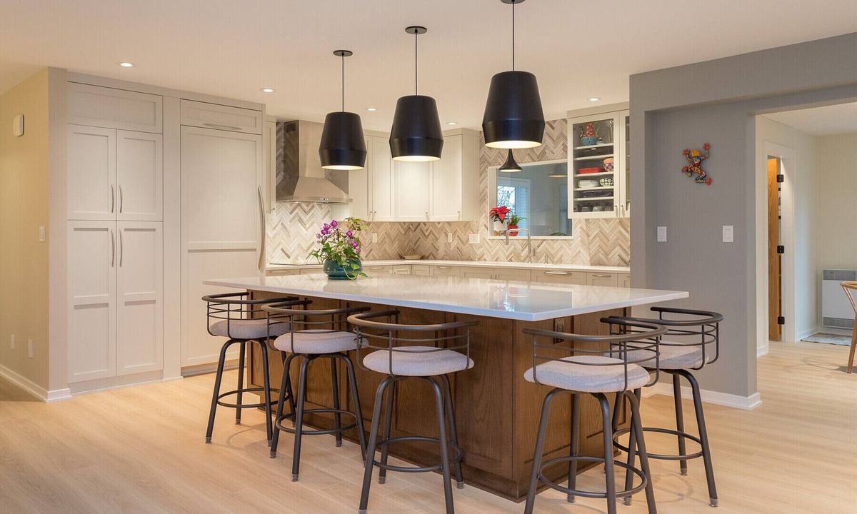 Gordon Head House | Executive style, Luxurious, Stunning Main floor Near UVIC. EV Charger.
