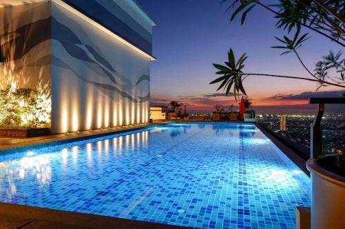 South Triangle Apartment | Executive Suite, City Skyline near Solaire & MRT