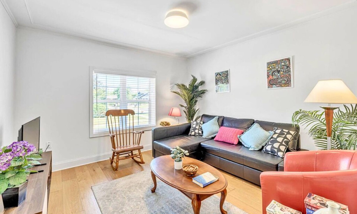 Royal Oak House | Executive Suite - Prime Location - Sleeps 6 - Downtown