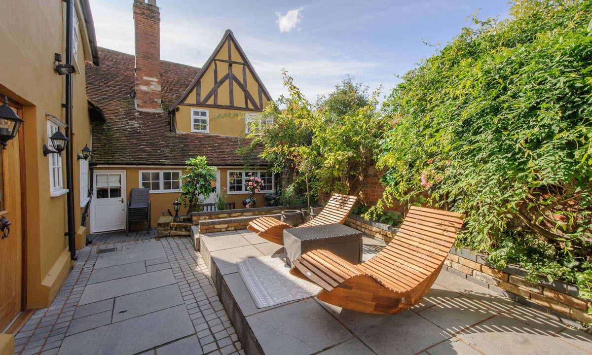 Saffron Walden Apartment | Executive Suite With Private Hot Tub Skytv