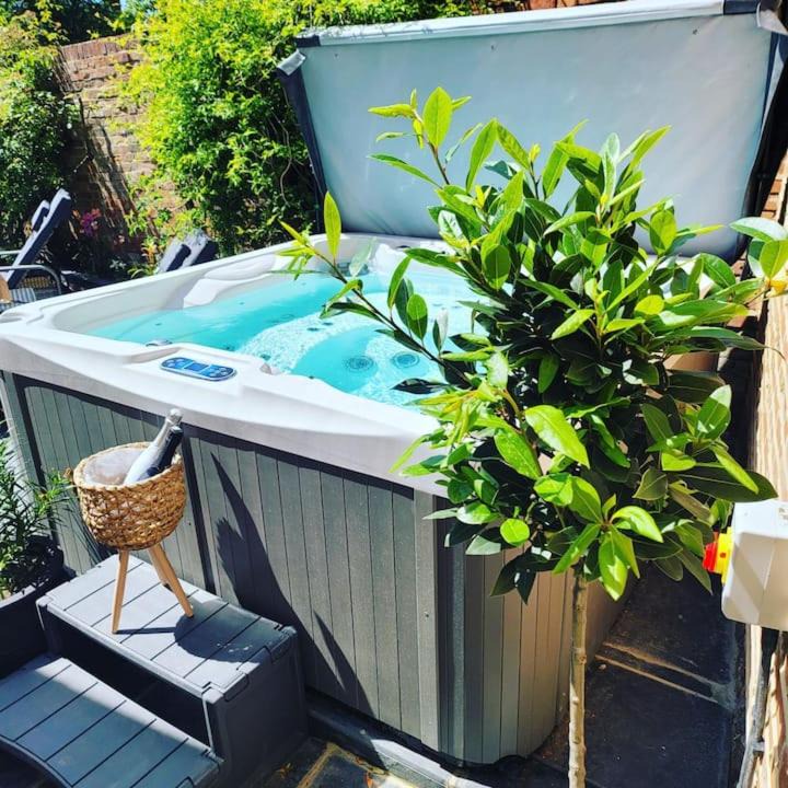Saffron Walden Hotel | Executive Suite with Private HotTub, Full SkyTV in 600 Year Old Manor House