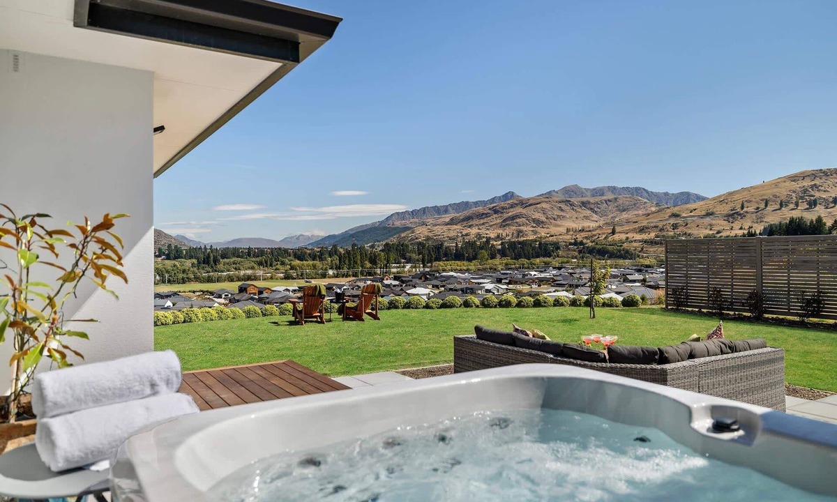 Lower Shotover House | Executive Two Bedroom Luxury Home With Spa