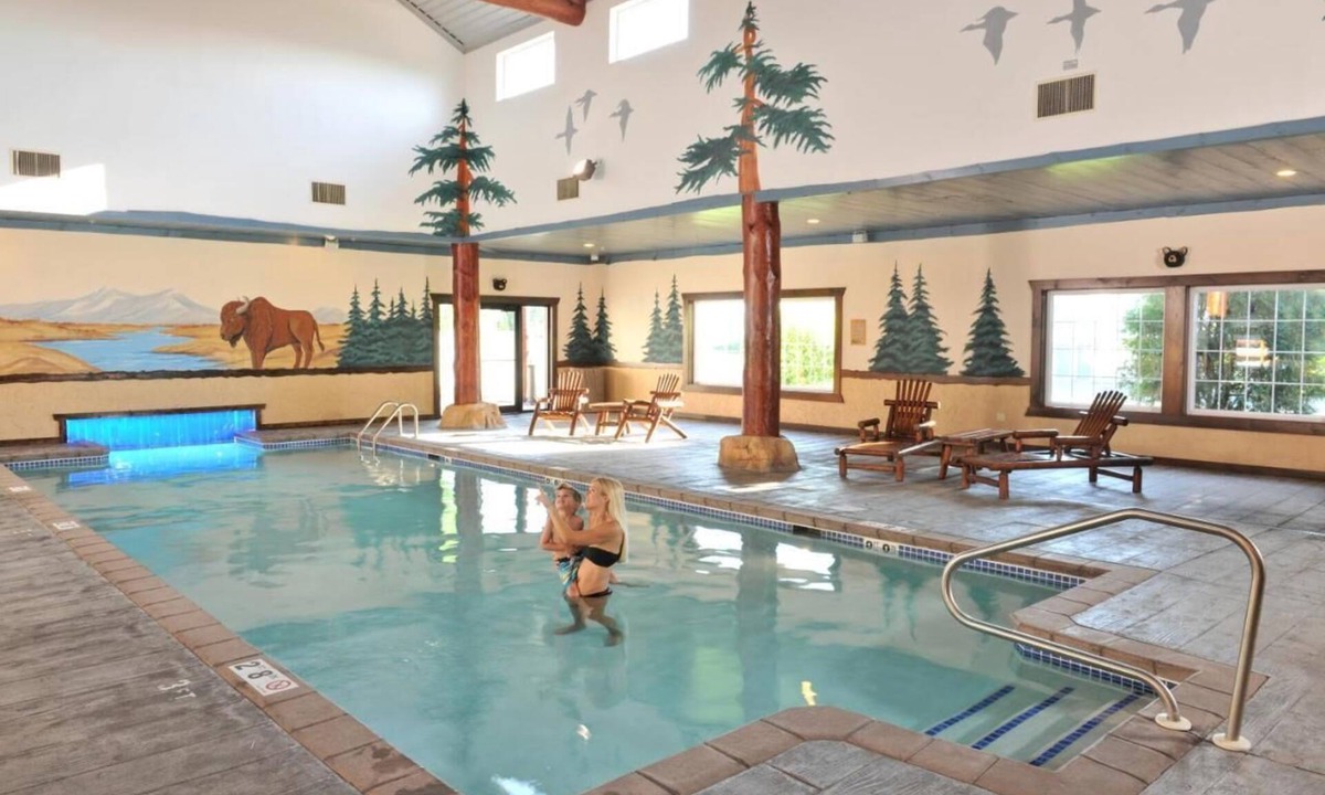 St. Joseph Hotel | Expanded King Bunk Bed Suite, Stoney Creek St. Joseph, Heated Pool!