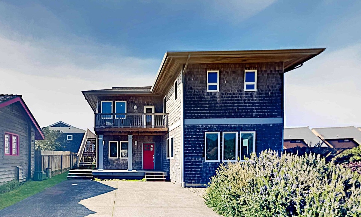 Neskowin House | Expansive Beach Retreat 2 Decks and Balcony Corner Lot 50 to Ocean