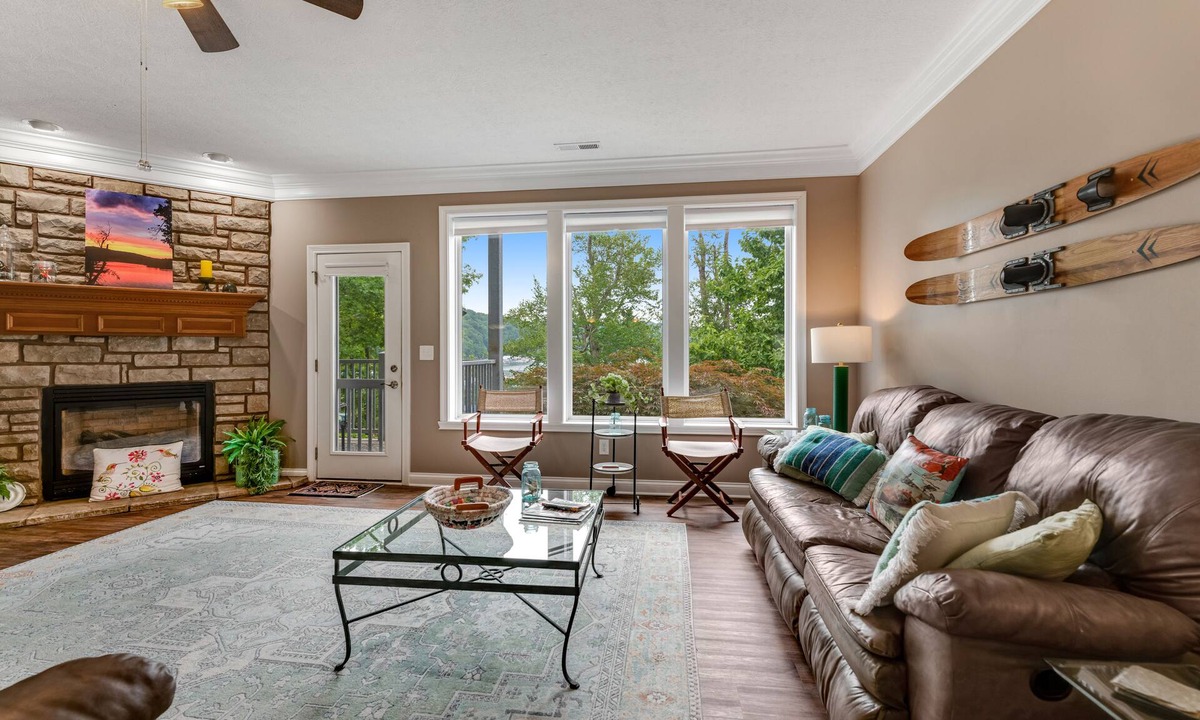 Andersonville Condo | Expansive dog-friendly condo w/free attraction tickets, lake views & dock access