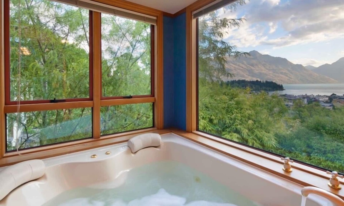 Queenstown City Centre House | Expansive home in the Heart of Queenstown with Stunning Views.