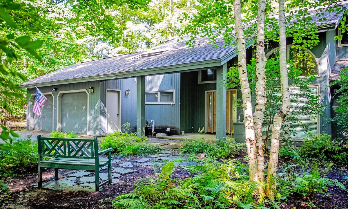 Birchwood Farms House | Expansive home w/wrap around deck, full kitchen